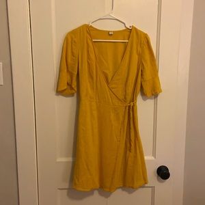 Tie-wait dress with subtle ruffled sleeve